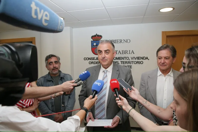 El Gobierno firma con la empresa adjudicataria el contrato de colaboración público-privada para la construcción de 212 viviendas de alquiler asequible en seis municipios