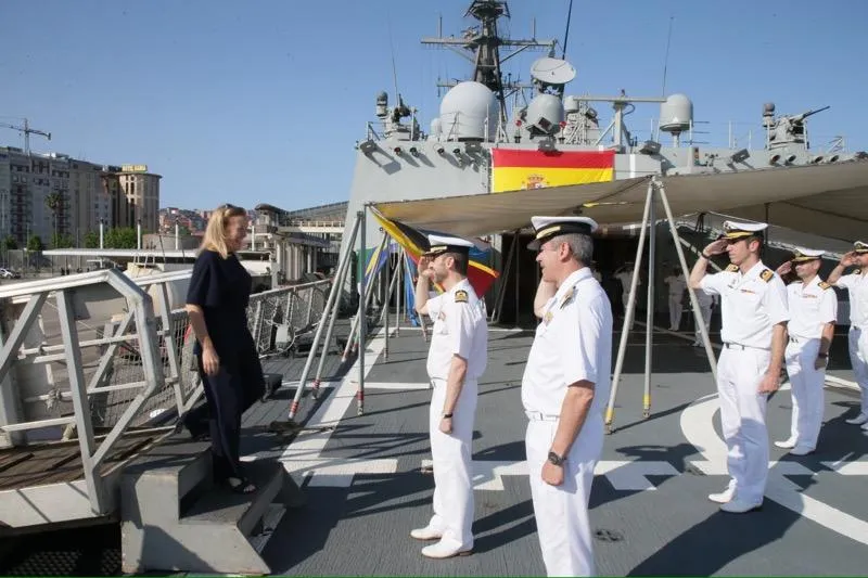 La consejera de Presidencia visita la fragata Cristóbal Colón durante su escala en el puerto de Santander
