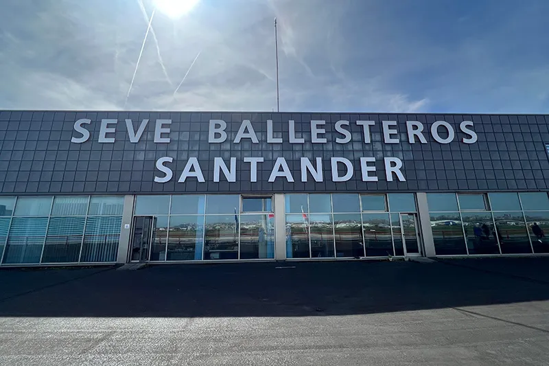 El Gobierno de Cantabria busca aumentar la conectividad del Seve Ballesteros con Granada a lo largo del año