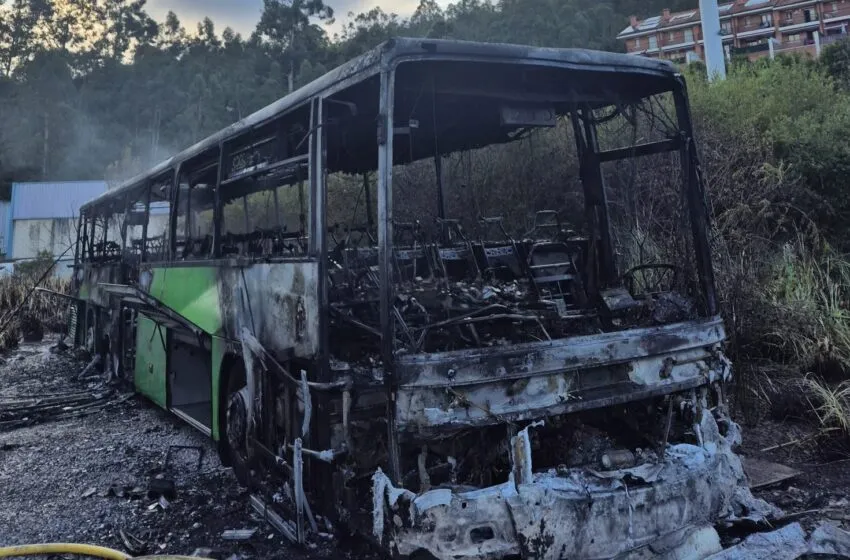 Un autobús calcinado en el polígono de La Tejera en Castro Urdiales