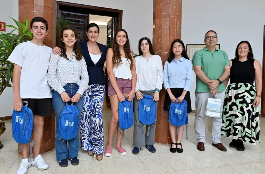 Igual recibe a los alumnos del colegio Cumbres participantes en el concurso Canguro matemático