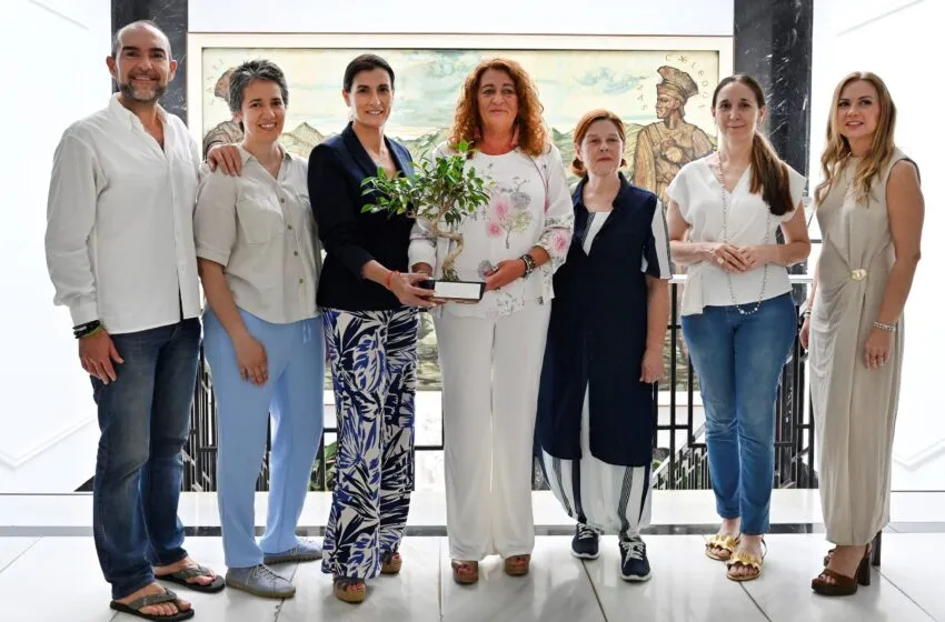 La alcaldesa entrega el premio a la autenticidad del comercio de Santander a Amada Lois