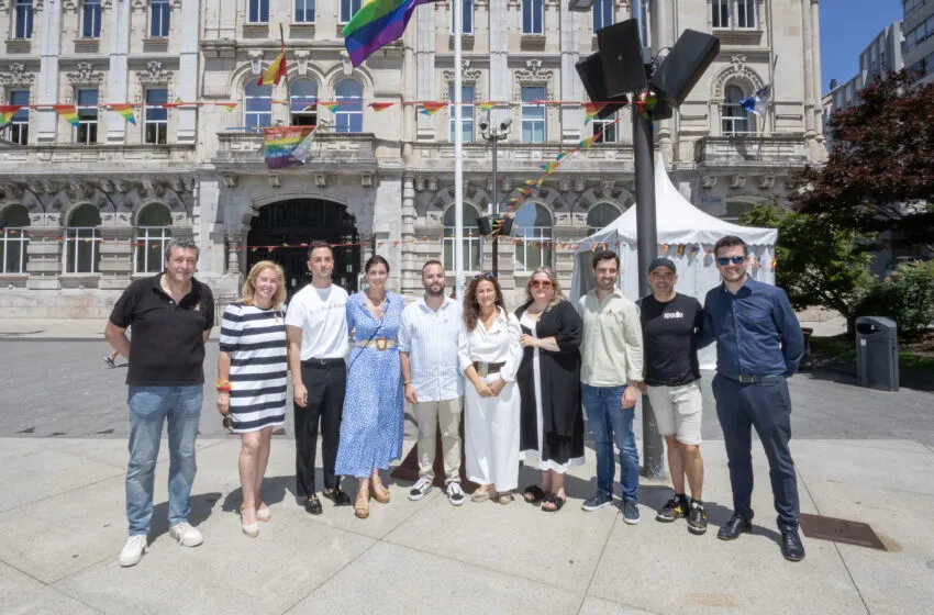 Gómez del Río participa en el izado de la bandera LGTBI+ en el Ayuntamiento de Santander