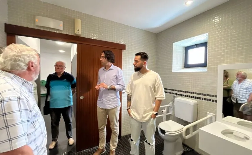  EL AYUNTAMIENTO DE ASTILLERO ADAPTA UN BAÑO PARA OSTOMIZADOS EN EL ALMACÉN DE LAS ARTES