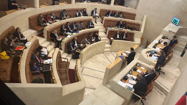 Cantabria estrena su primera Ley de Juventud: luz verde tras el pacto PRC-PP y la abstención del PSOE