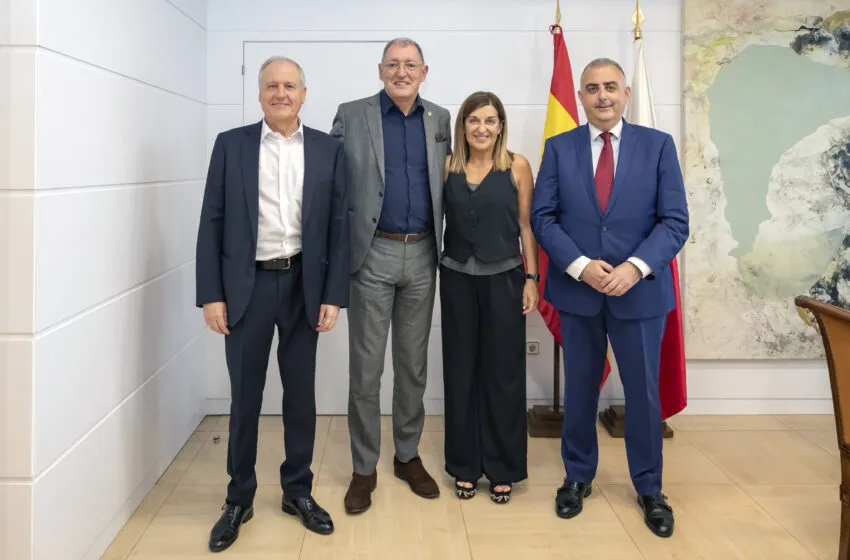 Buruaga reconoce la labor de Jorge Oliveira al frente de la planta de Solvay en Torrelavega con motivo de su jubilación