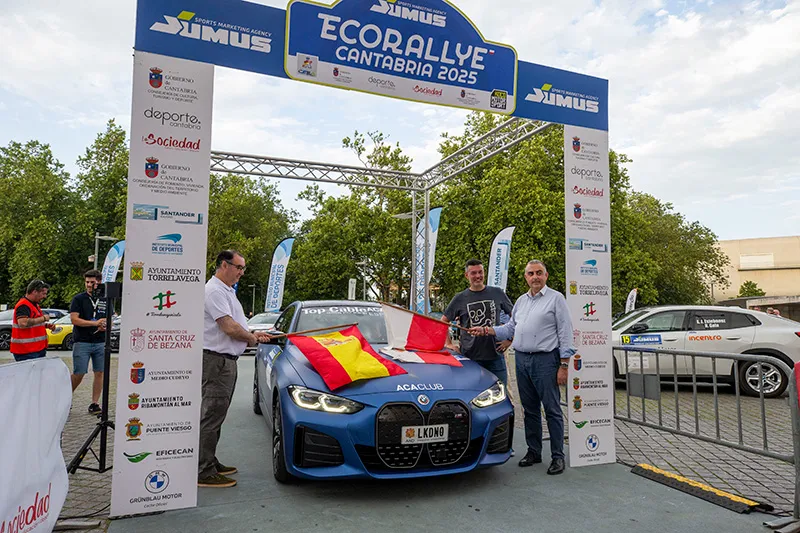 Media asiste a la salida del Eco Rallye Cantabria en el que participan una treintena de vehículos 100% eléctricos