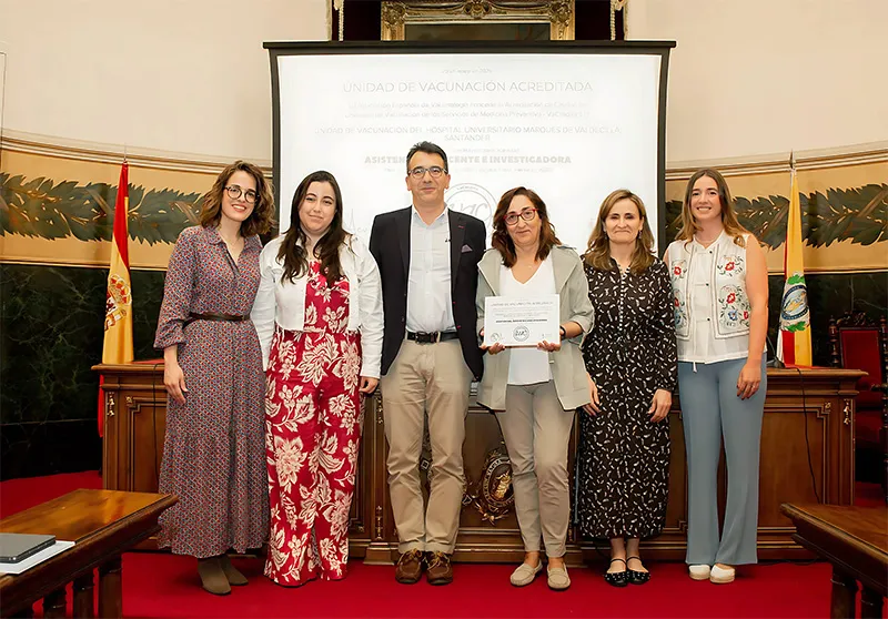 Lucía Quintilla, Jorge Arozamena, Henar Rebollo y Paz Rodríguz, recogen el distintivo (Foto: Gobierno de Cantabria)