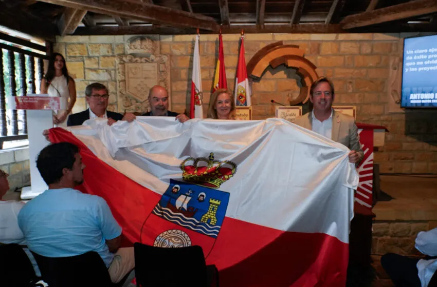  La presidenta del Parlamento entrega la bandera de Cantabria que se izará en el Día de las Instituciones