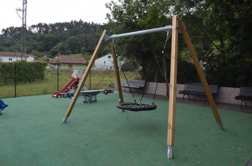 Piélagos transforma el parque infantil de Vioño con una inversión de más de 100.000 euros para hacerlo más seguro y accesible