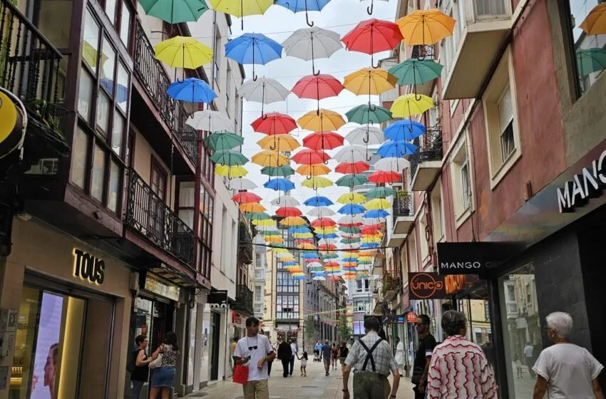 900 paraguas de colores decorarán la calle Consolación durante las fiestas de La Virgen Grande