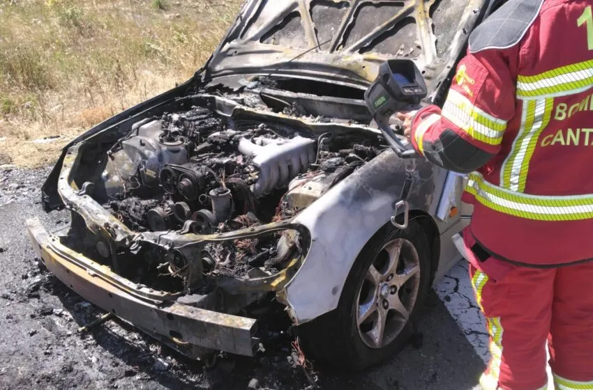 Extinguido el incendio de un vehículo en la A-67 a la altura de Campoo de Enmedio sin que se registraran heridos