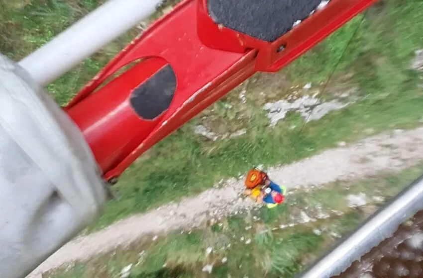 El helicóptero del Gobierno de Cantabria rescata a un senderista con posible fractura de tobillo en Peñarrubia