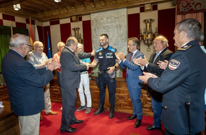 El Ayuntamiento y JEPOLCAN celebran la actuación del agente Raúl Fernández, distinguido por salvar la vida a un vecino