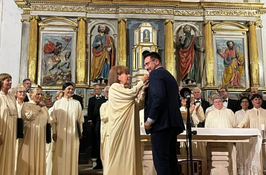 La Coral Salvé de Laredo entrega la Medalla de Oro al alcalde de Colindres
