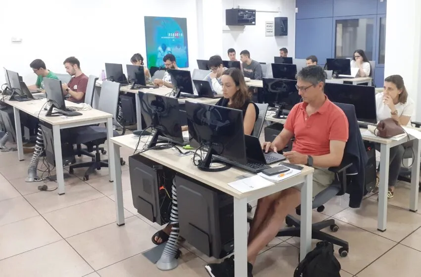 Los Cursos de Verano de la UC enseñan cómo programar la inteligencia artificial en Camargo