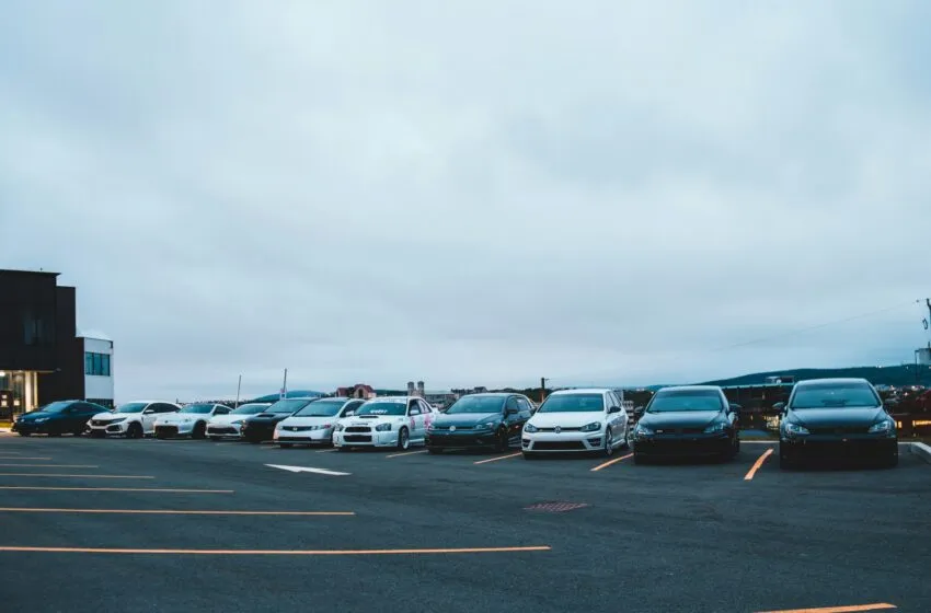 Más de la mitad de los cántabros cambia de coche por necesidad… y siguen apostando por el concesionario físico