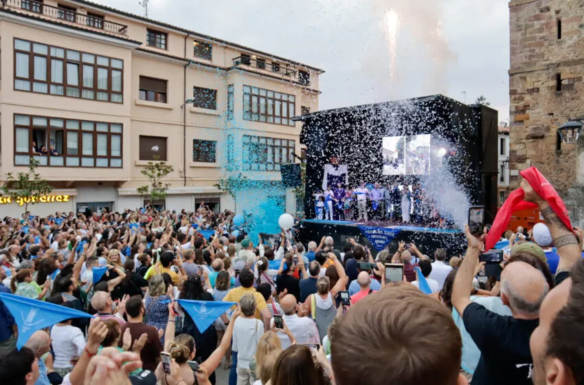 “¿Discurso o striptease?”: Resines bromea en su pregón y desata las risas en el arranque de las fiestas del Cristo del Amparo en Comillas