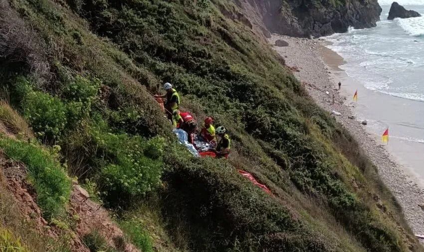 Rescatado un parapentista francés accidentado en la playa de Gerra, en San Vicente de la Barquera