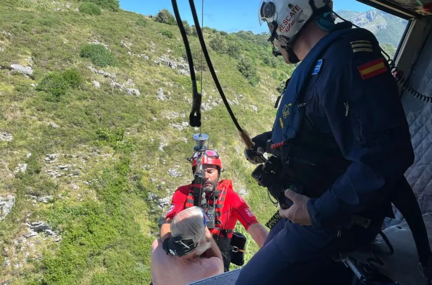 Un menor y un septuagenario, rescatados por aire en la playa de Sonabia tras quedar aislados por la corriente