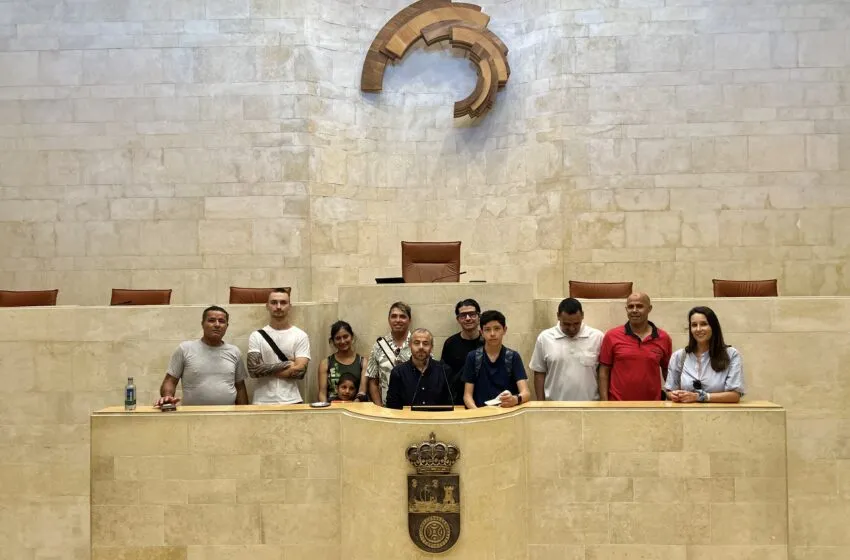 Noticias de Cantabria | El Cántabro | Refugiados del programa de Cruz Roja conocen de cerca el Parlamento de Cantabria