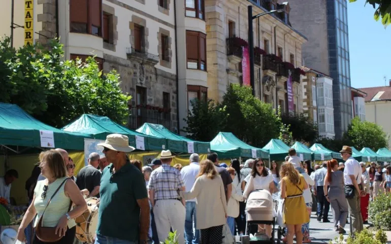  Mucho público y buen tiempo en la primera jornada del XXII Mercado Campurriano