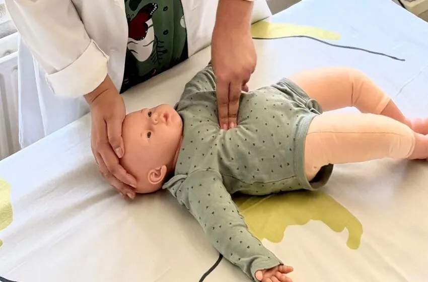  “Tus manos salvan vidas”, Laura Ruiz, encargada de los talleres de reanimación cardiopulmonar y atragantamiento infantil en Camargo