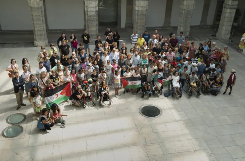 Emotivo recibimiento en el Parlamento: Cantabria da la bienvenida a 70 niños saharauis del programa ‘Vacaciones en Paz’