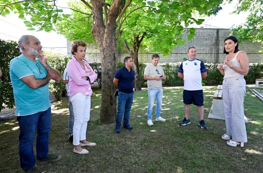 La alcaldesa visita las obras de mejora de la bolera de La Marga