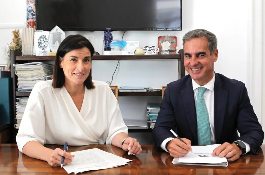 La alcaldesa recibe al nuevo director comercial de CaixaBank en Cantabria y Asturias