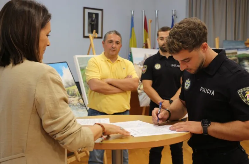 Dos nuevos agentes toman posesión como Policías Locales de Santa Cruz de Bezana