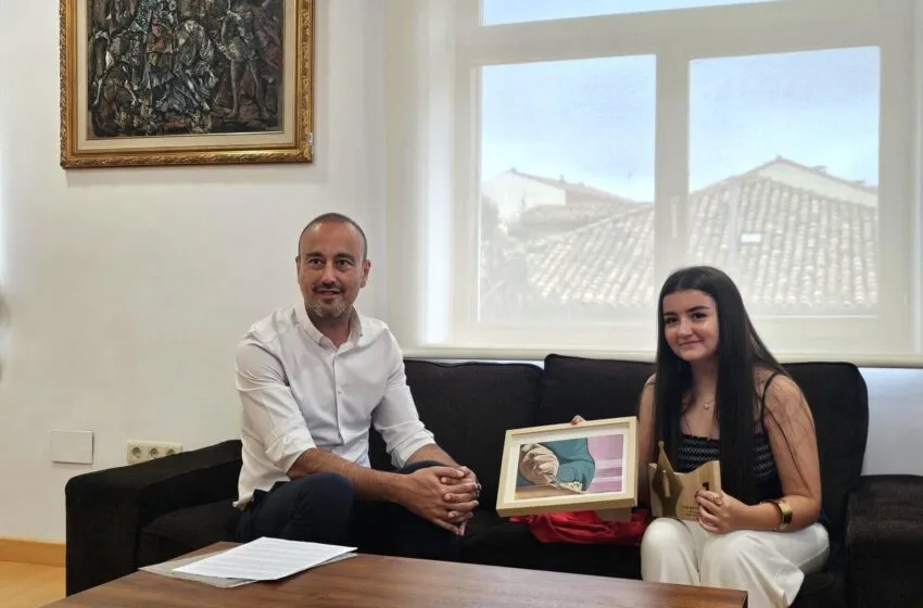 Noticias de Cantabria | El Cántabro | López Estrada felicita a la joven torrelaveguense Nerea González por haber ganado el Concurso Jóvenes Talentos Coca-Cola