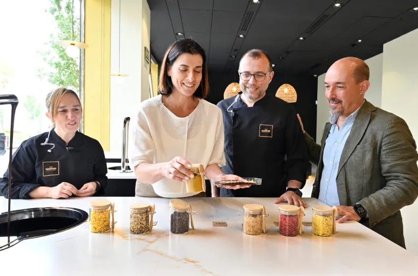 Noticias de Cantabria | El Cántabro | La alcaldesa asiste a la apertura del nuevo establecimiento Chocolates Monper en Santander