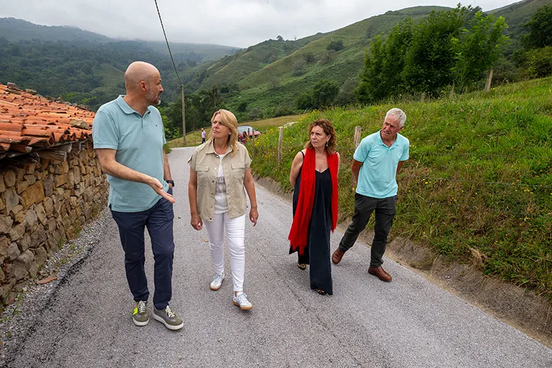 Noticias de Cantabria | El Cántabro | Susinos visita el camino Rocabo reparado en Hijas que contribuye a mejorar el acceso de los ganaderos