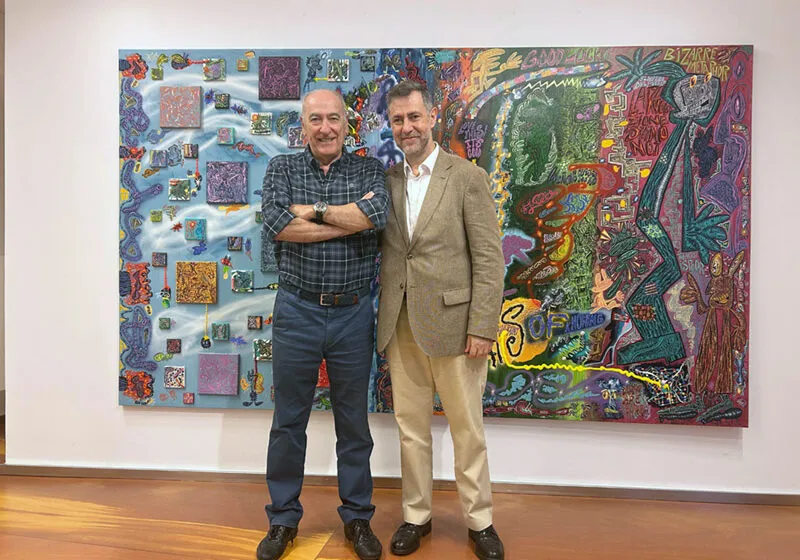 Martínez Abad visita la exposición de Pérez Castaños ‘Planeta prohibido’ en la sala Maura Muriedas de Torrelavega