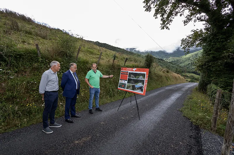 Noticias de Cantabria | El Cántabro | El consejero de Fomento anuncia la próxima licitación de la mejora de la carretera de acceso a Cañedo con 925.000 euros de inversión
