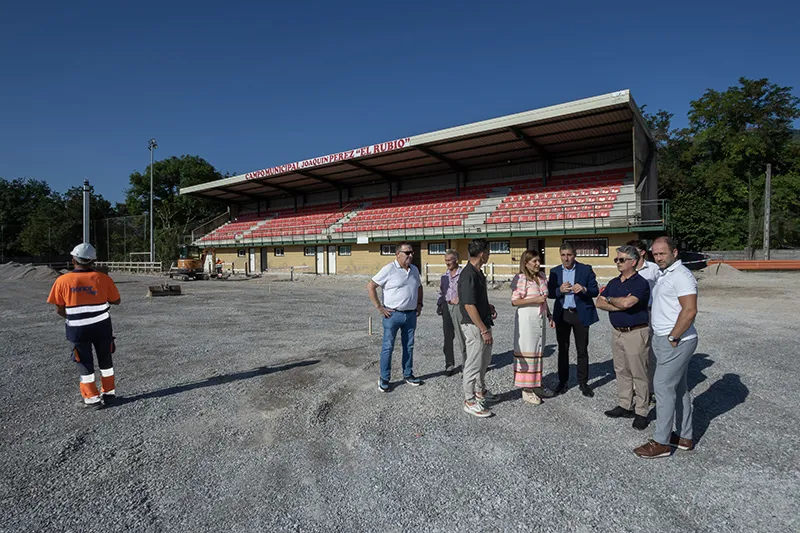 Buruaga anuncia que las obras del campo de fútbol de hierba artificial de Santiurde de Toranzo estarán finalizadas en agosto