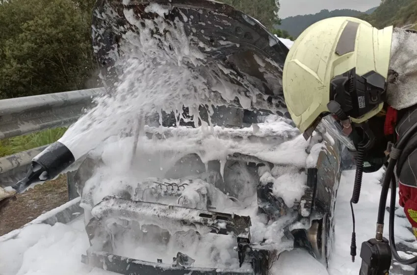  SOFOCADO EL INCENDIO DE UN VEHÍCULO EN LA A-8 A LA ALTURA DE SAN VICENTE DE LA BARQUERA