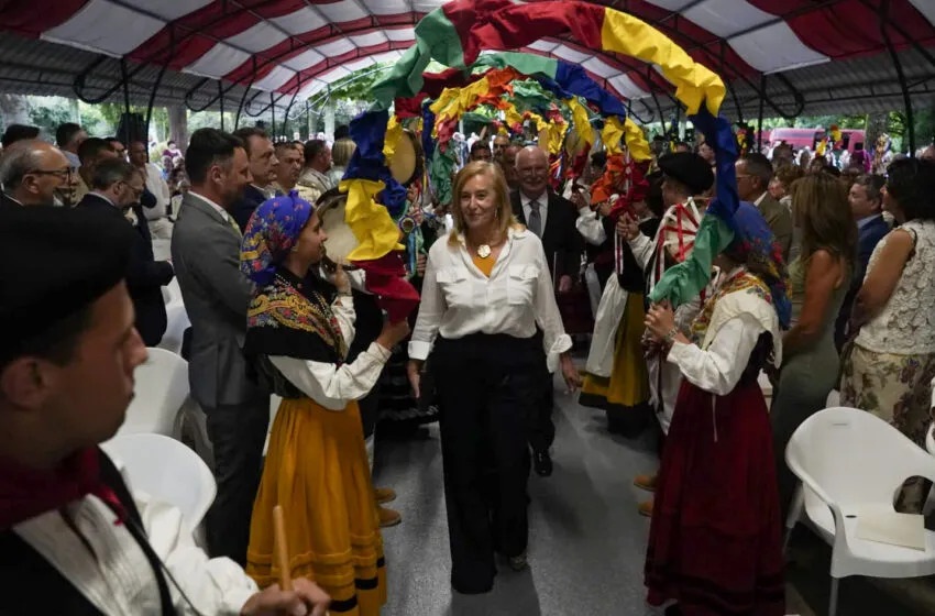  “Cantabria se conoce y se quiere”: la presidenta del Parlamento ensalza el folclore y los valores históricos de la región