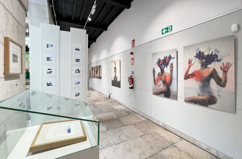  El Espolón de Comillas acoge tres exposiciones que rinden homenaje al municipio, el mar y los veranos musicales