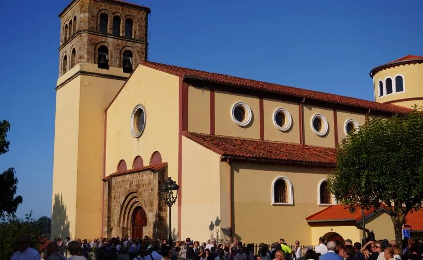 VECINOS Y FIELES ARROPAN LA REAPERTURA DE LA IGLESIA SAN JOSÉ DE ASTILLERO