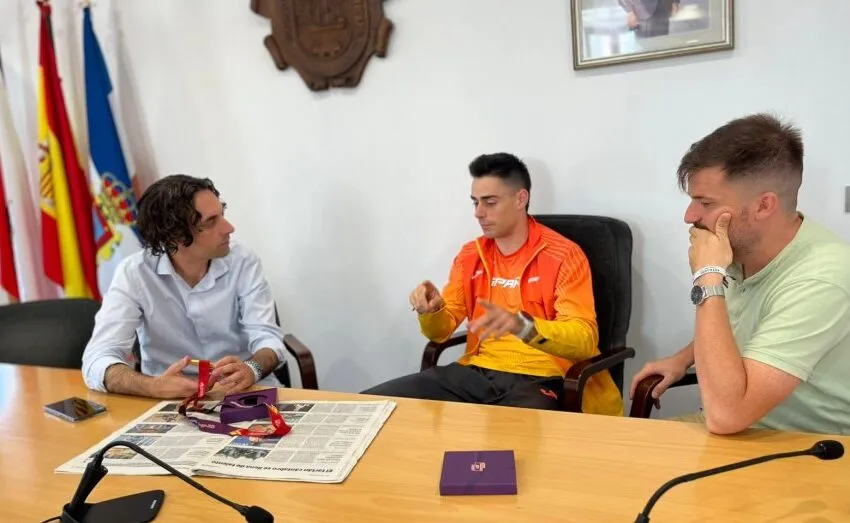  Soberón recibe al triplista astillerense Pablo Delgado tras su histórico triunfo en el Campeonato de Europa