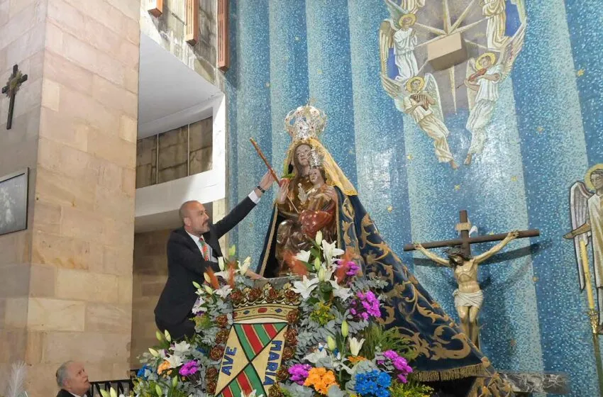  López Estrada cumple la tradición y entrega su bastón de mando a la Virgen Grande