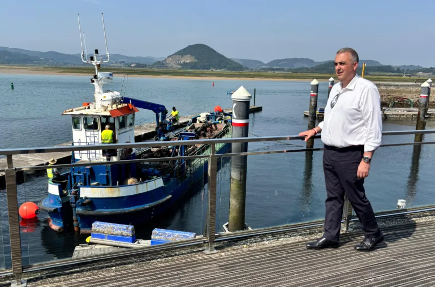  Fomento finalizará el dragado del puerto de Santoña a finales de este mes