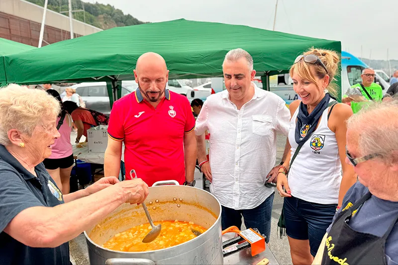  El consejero Roberto Media participa en la 45ª edición del Día de la Marmita y Guiso Libre de Bonito en Laredo