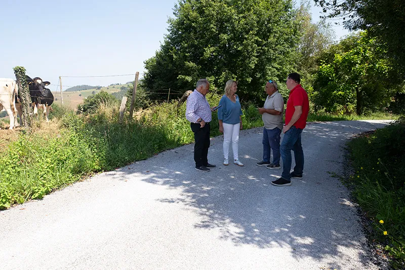 Noticias de Cantabria | El Cántabro | María Jesús Susinos visita la pista del barrio de Lindota en Saro y anuncia nuevas inversiones para el desarrollo rural