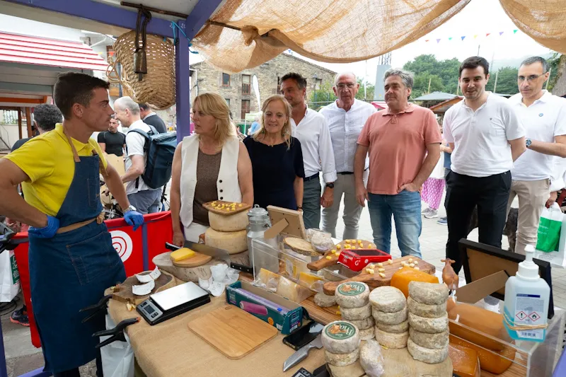 Noticias de Cantabria | El Cántabro | El Gobierno de Cantabria destaca la calidad del producto y reitera su apoyo al sector agroalimentario en la Feria del Queso de Pesquera