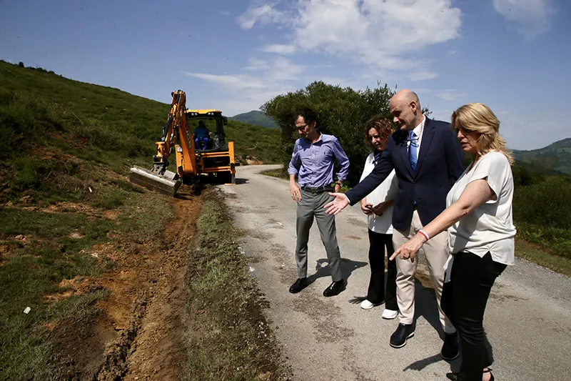  Desarrollo Rural ejecuta actuaciones de mejora en 9 kilómetros en 5 caminos rurales de Los Corrales de Buelna
