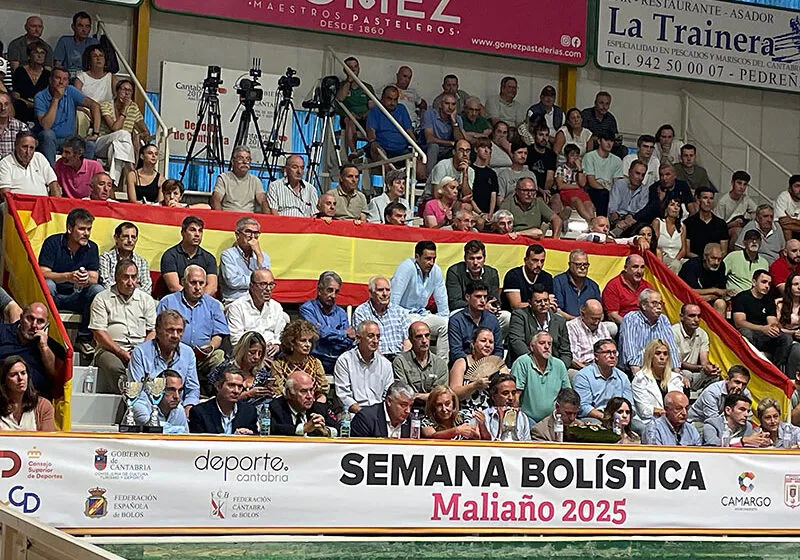  Martínez Abad entrega el título de campeón de España de bolo palma a Víctor González