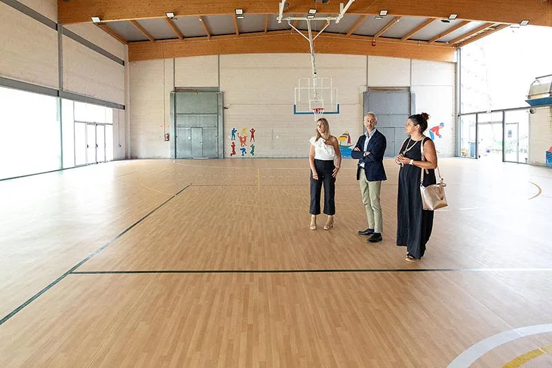 Noticias de Cantabria | El Cántabro | Educación y el Ayuntamiento de Noja cofinancian con 75.000 euros la renovación del pavimento del pabellón polideportivo del CEIP De Palacio